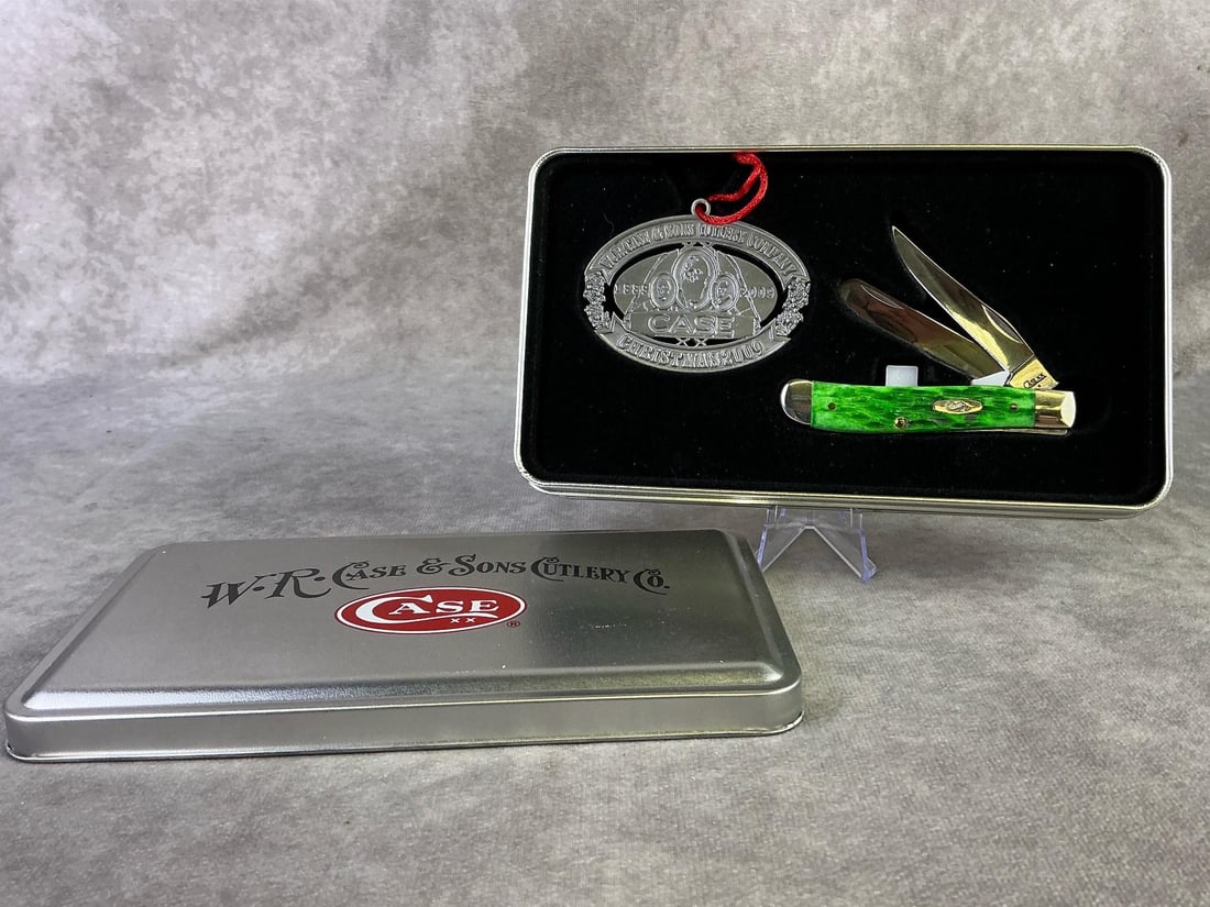 W.R. Case Knife: Case XX knife commemorating Christmas 2009. Trapper two blade, patterned 6207ss, with tight snap and original display case. Box measures 7.75 inches wide x 4.25 inches tall.