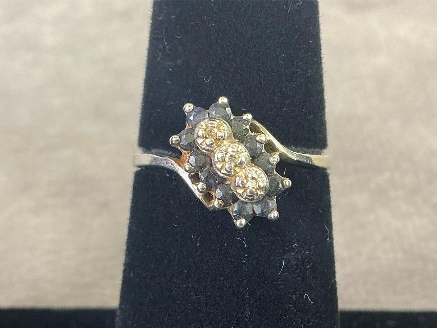 10kt White Gold Ring: Vintage cluster ring featuring an arrangement of black and clear stones set on 10kt white gold. In good condition and stamped. Total weight 1.4 dwt.