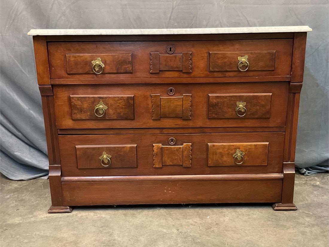 Chest of drawers/Dresser (1 of 9)