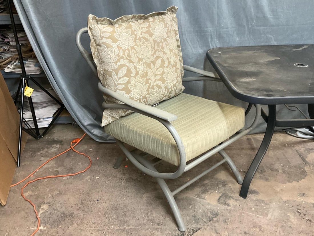 Outdoor Table/Chairs - 3
