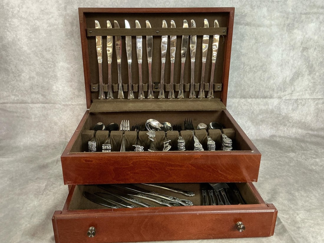 Stainless Silverware in Case (1 of 7)