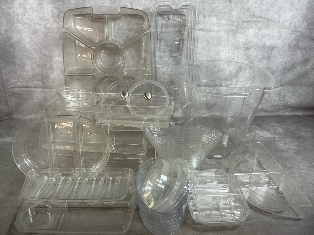 Longaberger Basket Liners: Twenty-two clear plastic Longaberger plastic liners for varied sizes and shapes of baskets. Two lids with knobs, several liners have compartments. In good condition. Largest compartment liner