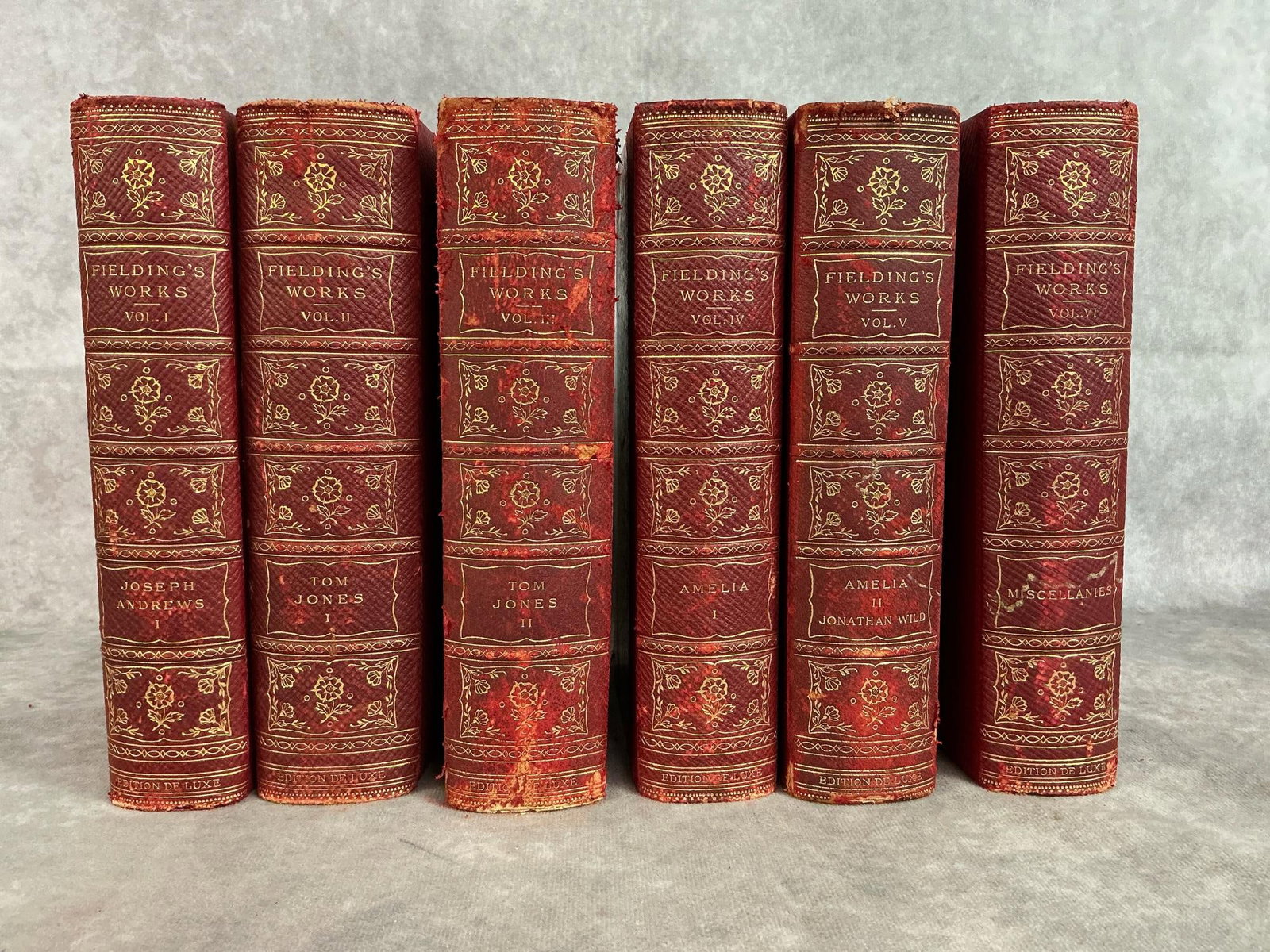 The Works of Fielding: Six volume set of 1902 books, The Works of Henry Fielding numbered 372/1000 set. Foxing and wear present. Measures 6 inches wide x 8.5 x 2 inches tall.