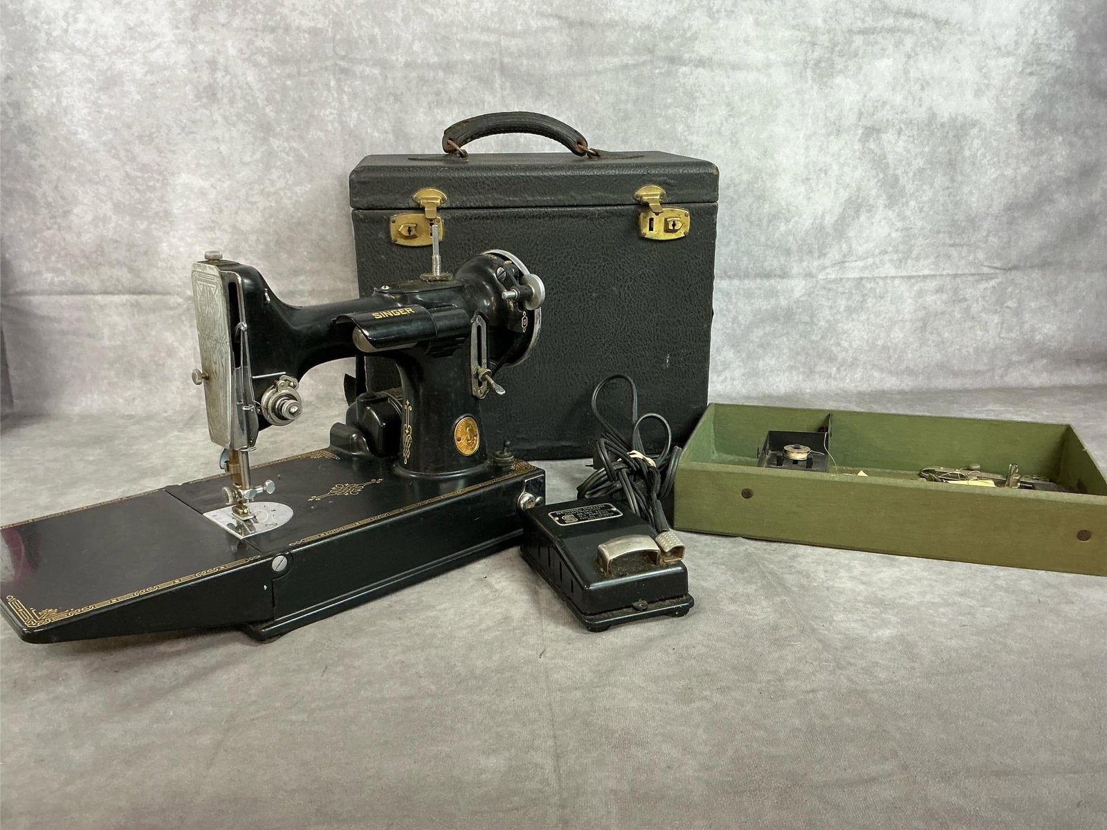 Singer Featherweight Sewing Machine (1 of 6)