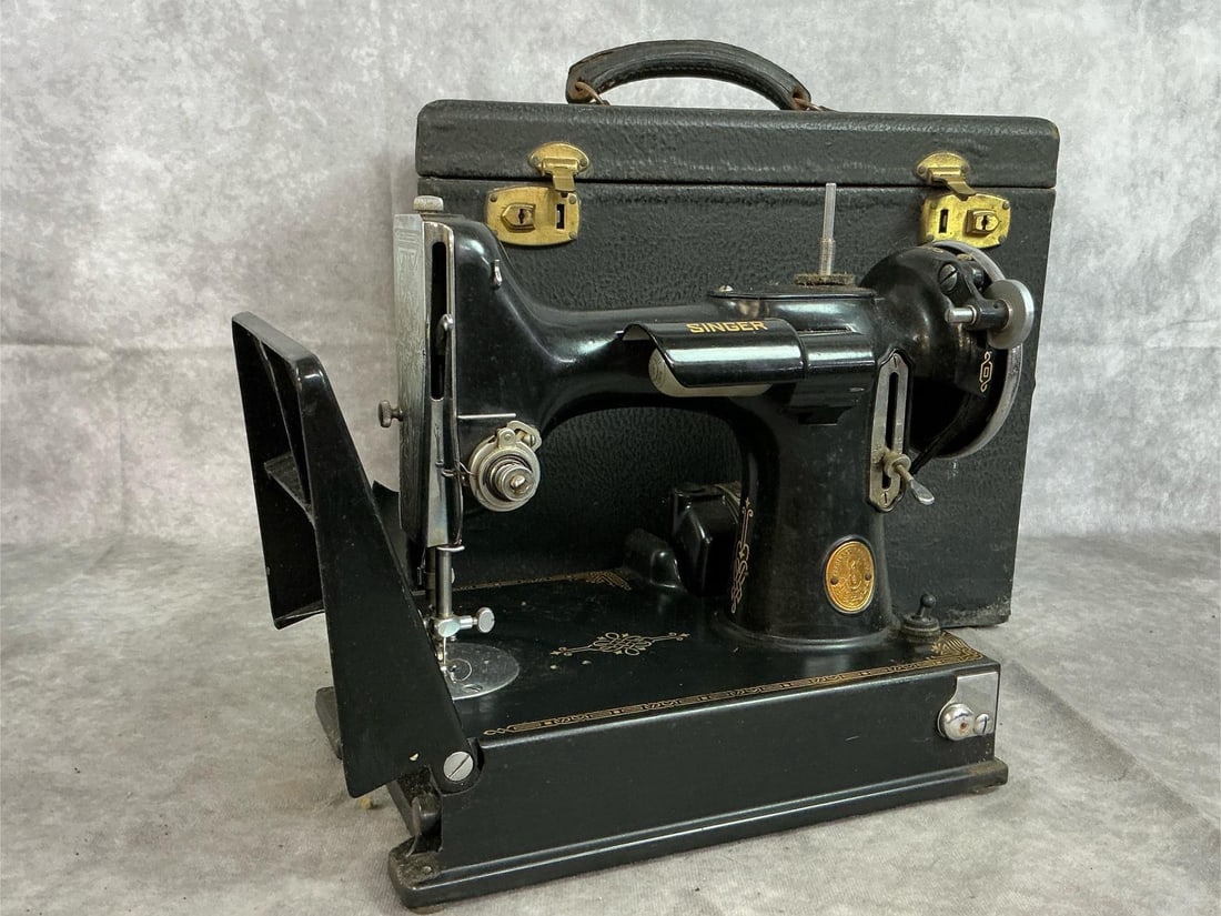 Singer Featherweight Sewing Machine - 2