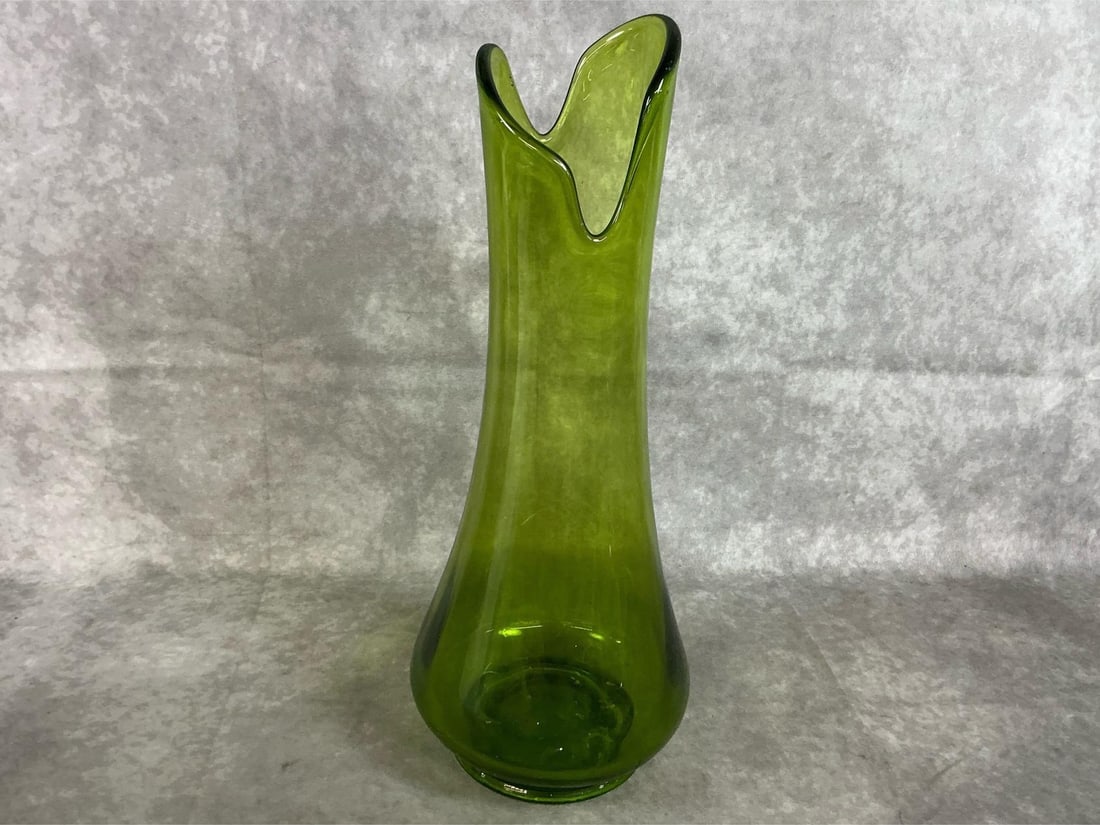 Emerald Green Vase: Mid century modern green glass vase. L E Smith handcrafted. In good condition. Measures 5.5 inches in diameter at base x 14 inches tall.