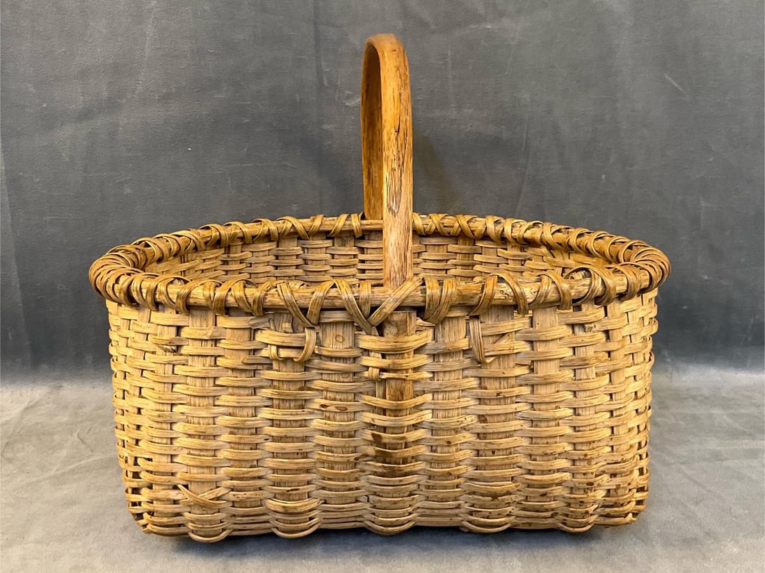 Splint Basket: Late 19th century - early 20th century Southern Appalachian white oak splint, circular rim, arched and notched handled basket. Good condition. Measures 14.5 inches wide x 12.75 x 12 inches tall.
