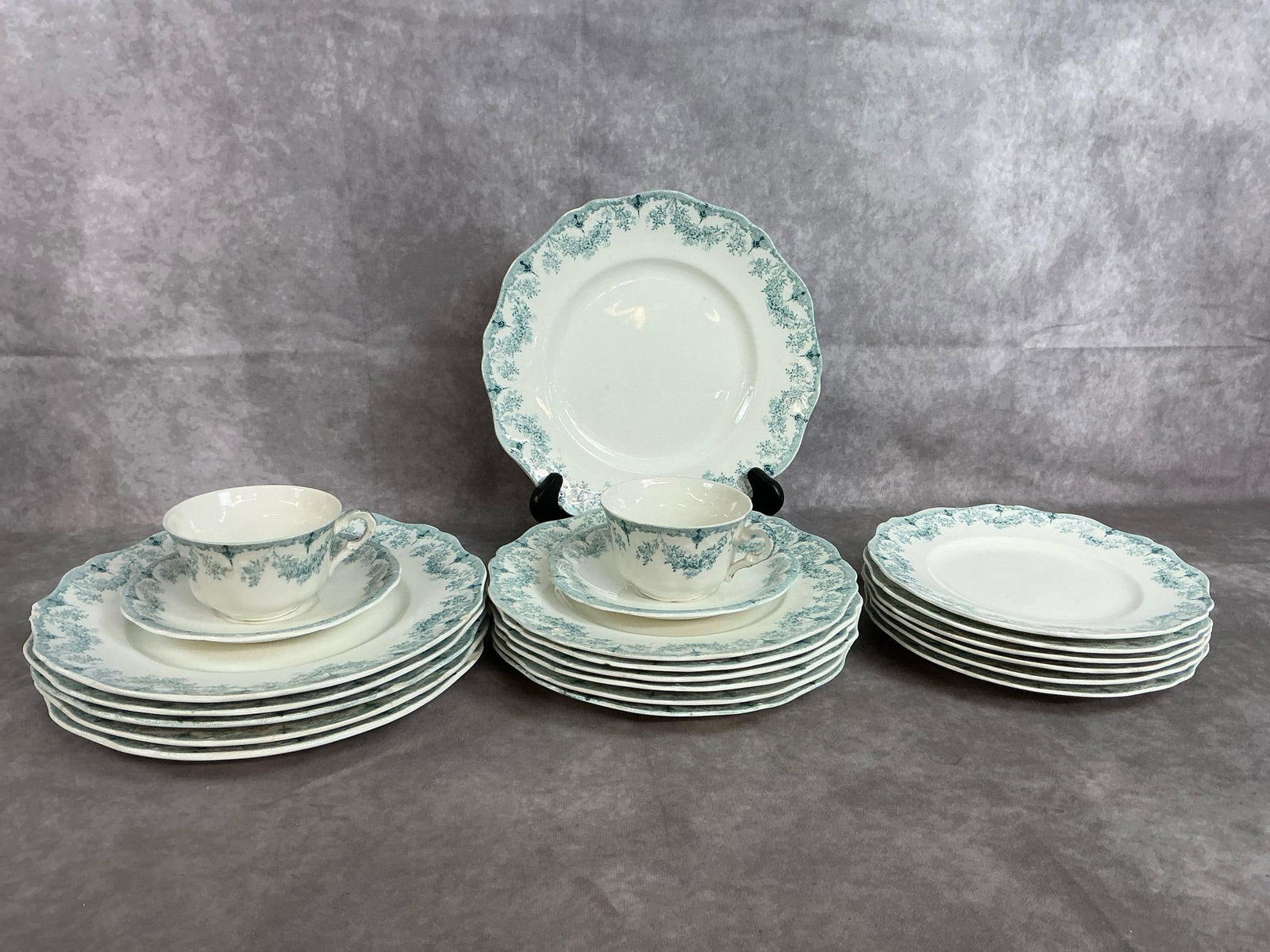 Royal Vitreous "Marjorie" Plates & Cups (1 of 6)