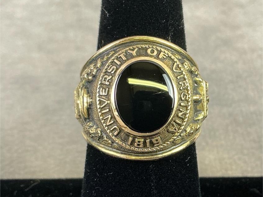 10kt Gold Class Ring: University of Virginia 10 kt gold class ring. In good condition. Ring sized at 8.5. Total weight 14.9 dwt.