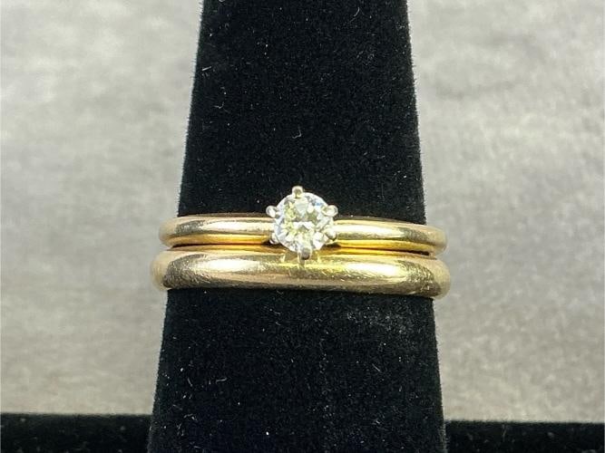 10kt Wedding Set: 10kt gold wedding set including solitaire diamond, unclear on size. In good condition, stamped and diamond tested. Rings are sized at 8 and 8.5. Total weight 3.9 dwt.