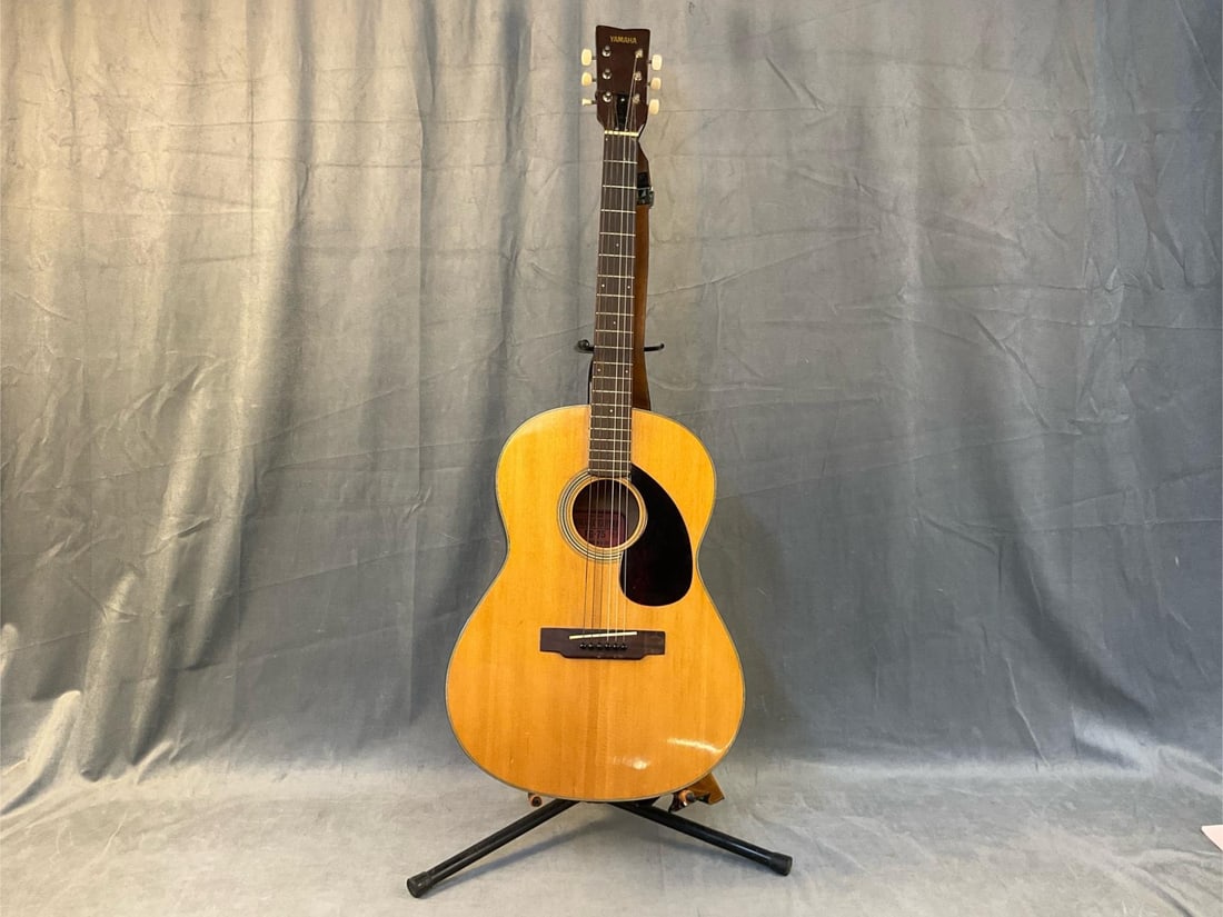 Yamaha Acoustic Guitar (1 of 11)
