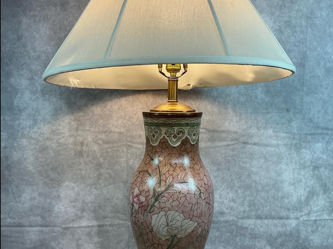 Ginger Jar Style Lamp: Late 1900's Chinoiserie style table lamp with shade. Ceramic ginger jar vase with pink crackle glaze. Shade in poor condition. Lamp in good condition. Measures 8.5 inches in diameter x 34 inches tall.