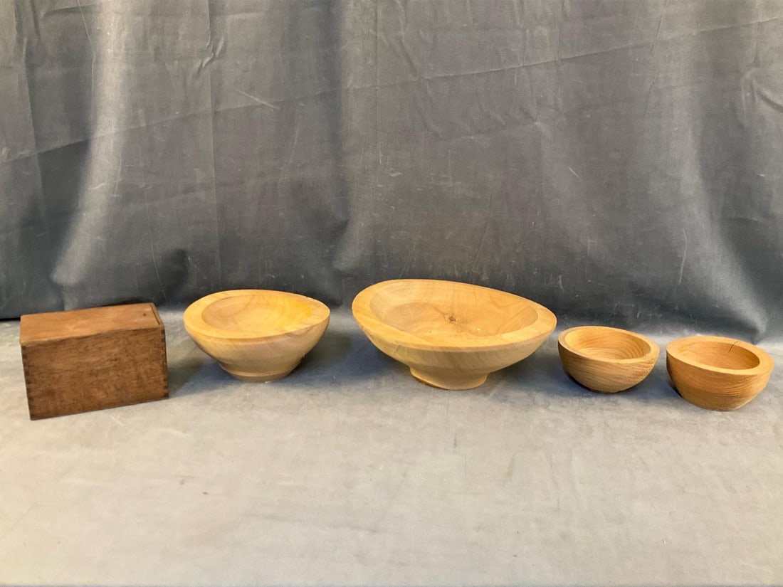 Turned Wooden Bowls: Lot of four late twentieth century turned unfinished bowls and one dovetailed box. Good condition. Largest bowl measures 11 inches in diameter x 3.75 inches tall.