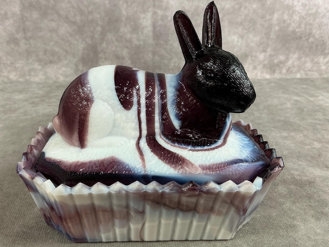 Westmoreland Rabbit on Nest: Vintage Westmoreland purple and white slag glass rabbit on nest. In good condition. Measures 5.5 inches wide x 4 x 4.5 inches tall.