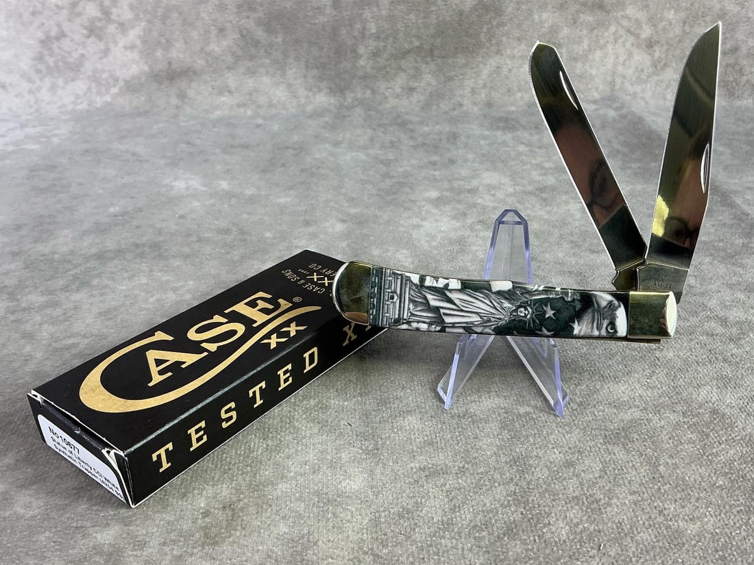 Case XX Knife: Case XX Statue of Liberty knife. Trapper, patterned 4254ss, tight snap with original box. Box measures 4.5 inches wide x 1.75 inches tall.