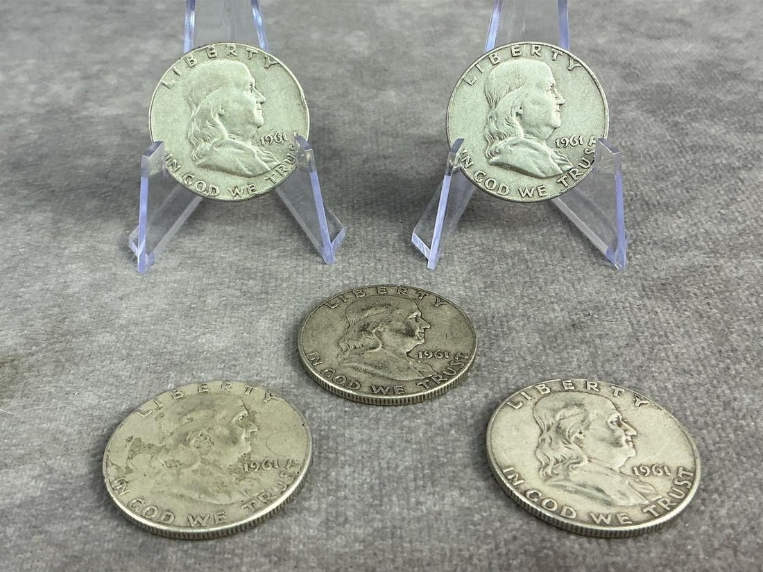 Franklin Halves: Five 1961 United States Franklin Half Dollars. All in good circulated condition. Total weight 1.98 ozt.
