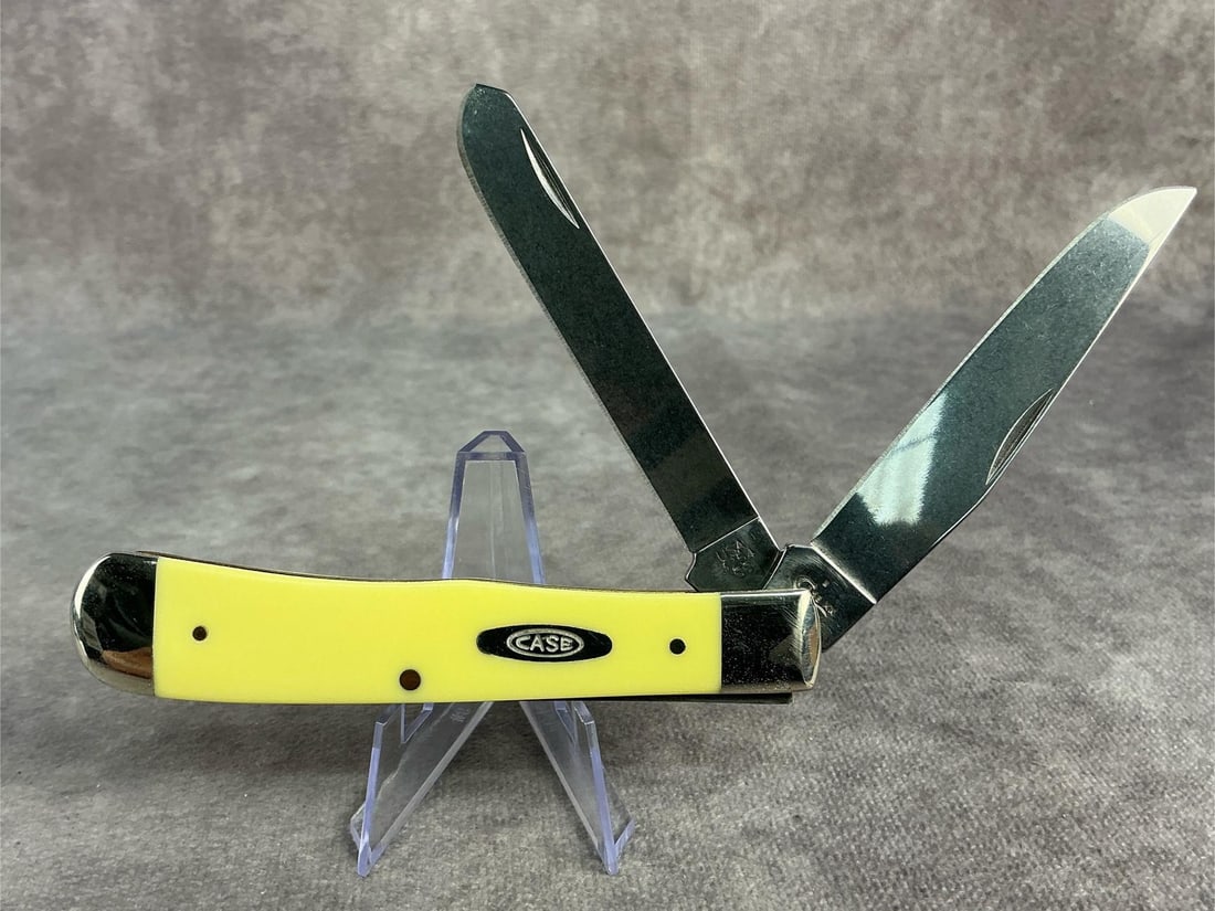 Case XX Knife: Case XX Knife. Trapper, patterned in 3254ss, tight snap. Closed measures 4.15 inches.