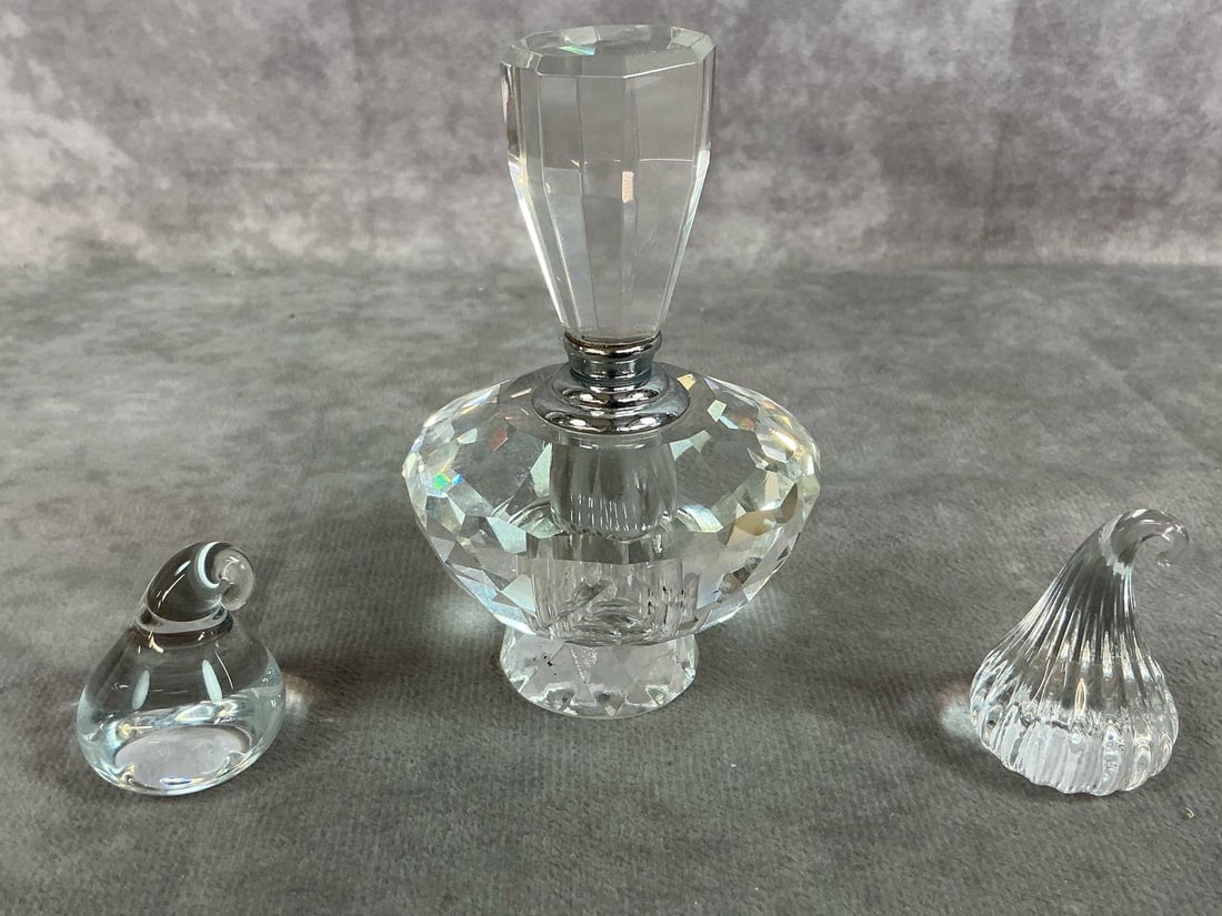 Crystal Art Deco: Three crystal glass pieces. Perfume bottle with stopper and two tear drop or water drops. In good condition. Perfume bottle measures 2.5 inches wide x 3.75 inches tall.