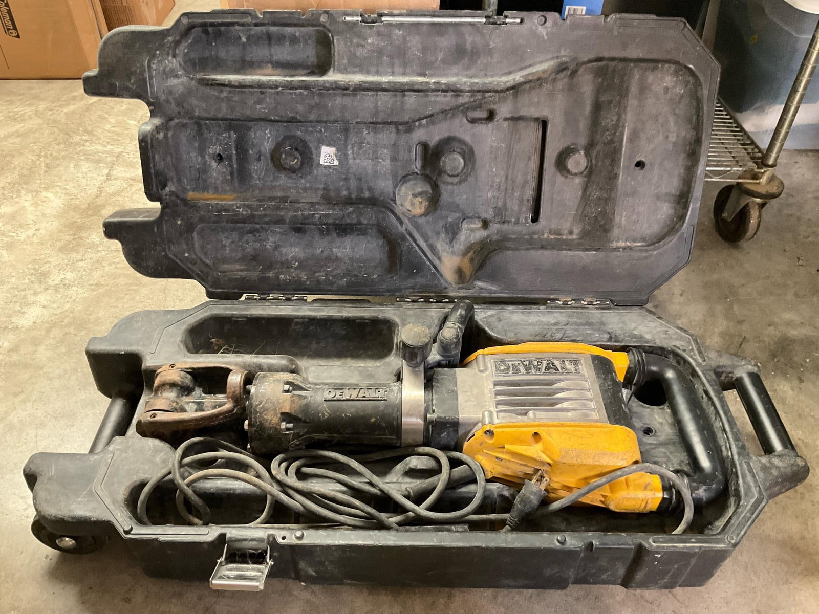 Dewalt Demolition Hammer: D25960 Heavy Duty, 15 amp, 1600 watts, 40 pound, corded, in -line demolition hammer, in case. Chuck size 1 1/8 inch hex. Has one pointed chisel. Used, powers up and works. Measures 16.5 inches wide x 