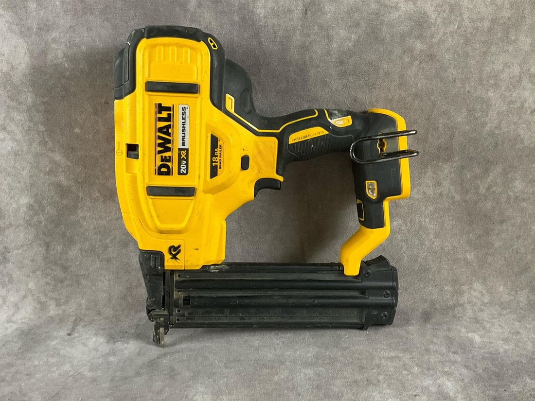 Dewalt Brad Nailer (1 of 5)