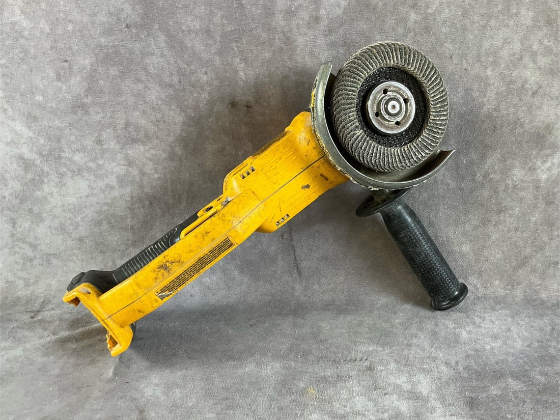 Dewalt Light & Grinder - 5
