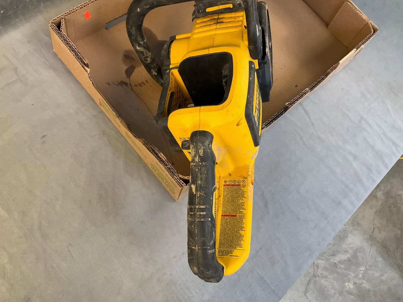 DeWalt FlexVolt Chainsaw - 4