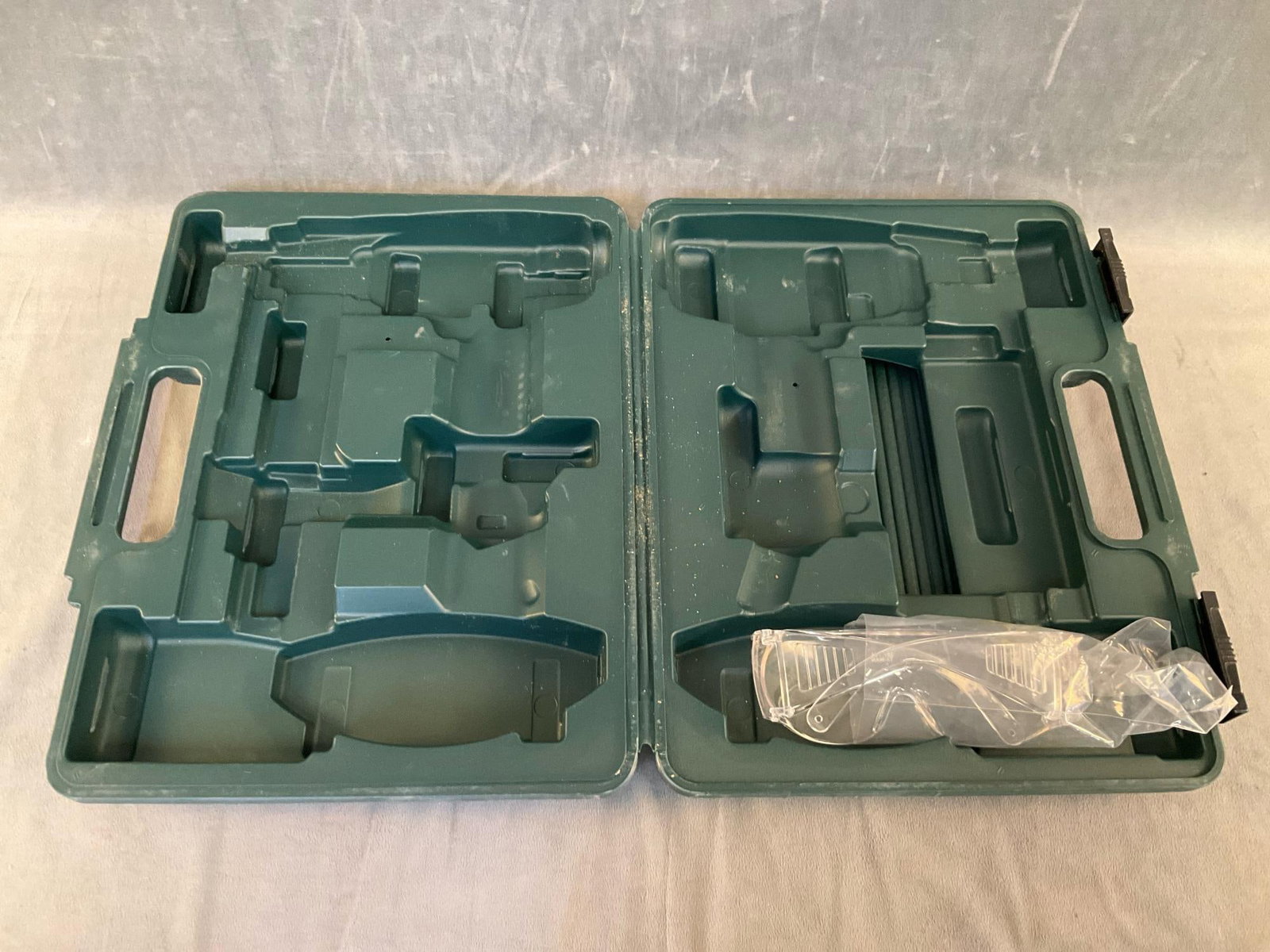 Hitachi Stapler Gun - 8