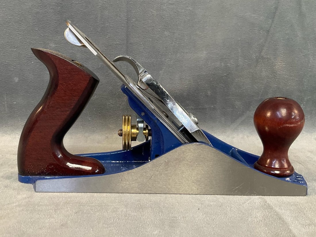 Hand Plane: Record Marples No. 4 Smooth Plane with tungsten steel cutter and brass adjuster. Good condition. Measures 10 inches wide x 2.5 x 5.25 inches tall.