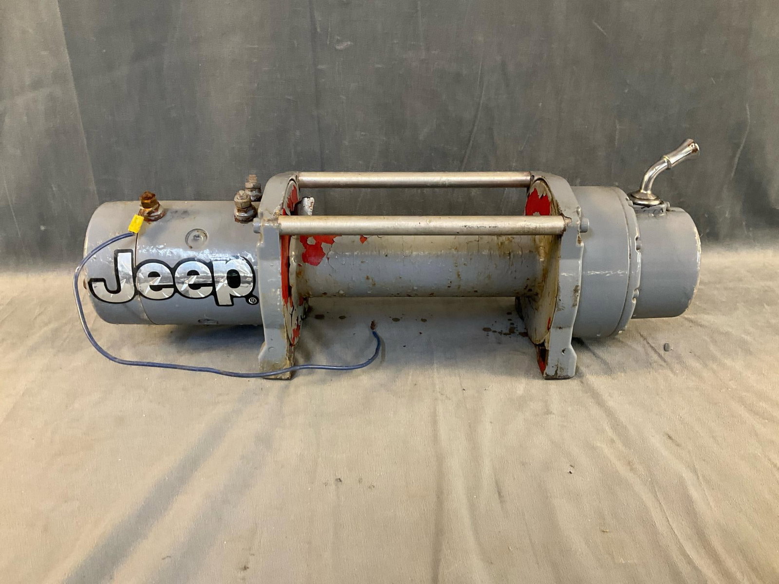 Tow Wench: Tow wench. Used condition, not tested. Measures 21 inches wide x 6 x 6 inches tall.