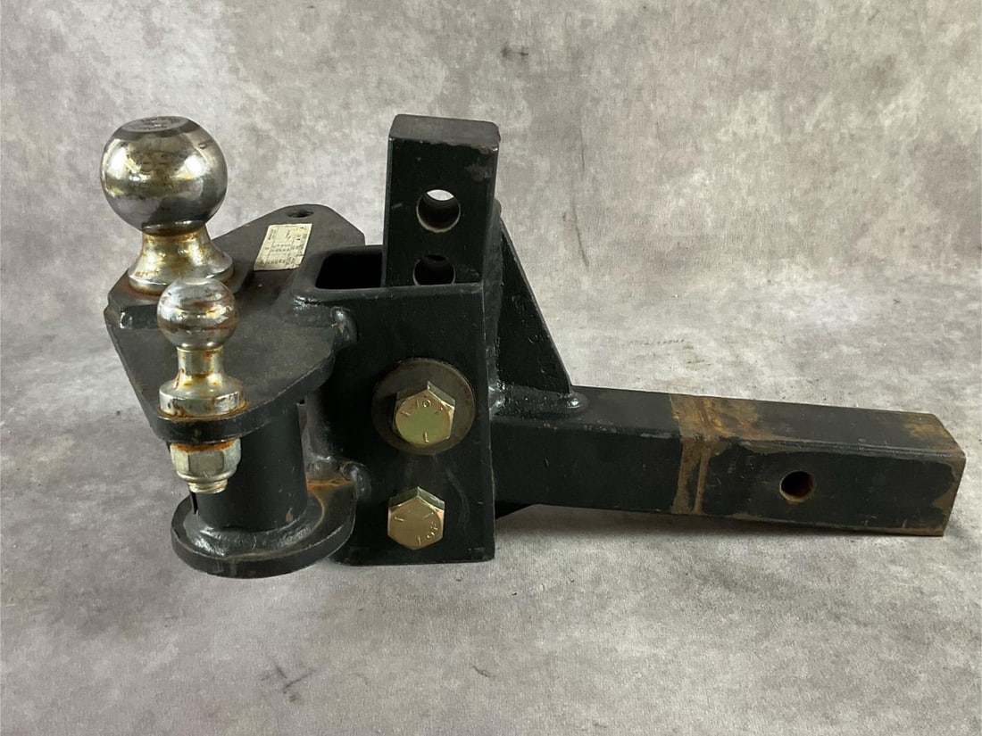 Towing Hitch: Heavy duty, adjustable, tri-balll hitch. Up to 14,000 lb towing capacity. With 2 5/16 and 1 /4 inch ball. Used, slight bend on small ball side, otherwise in good condition. Measures 17 inches long X