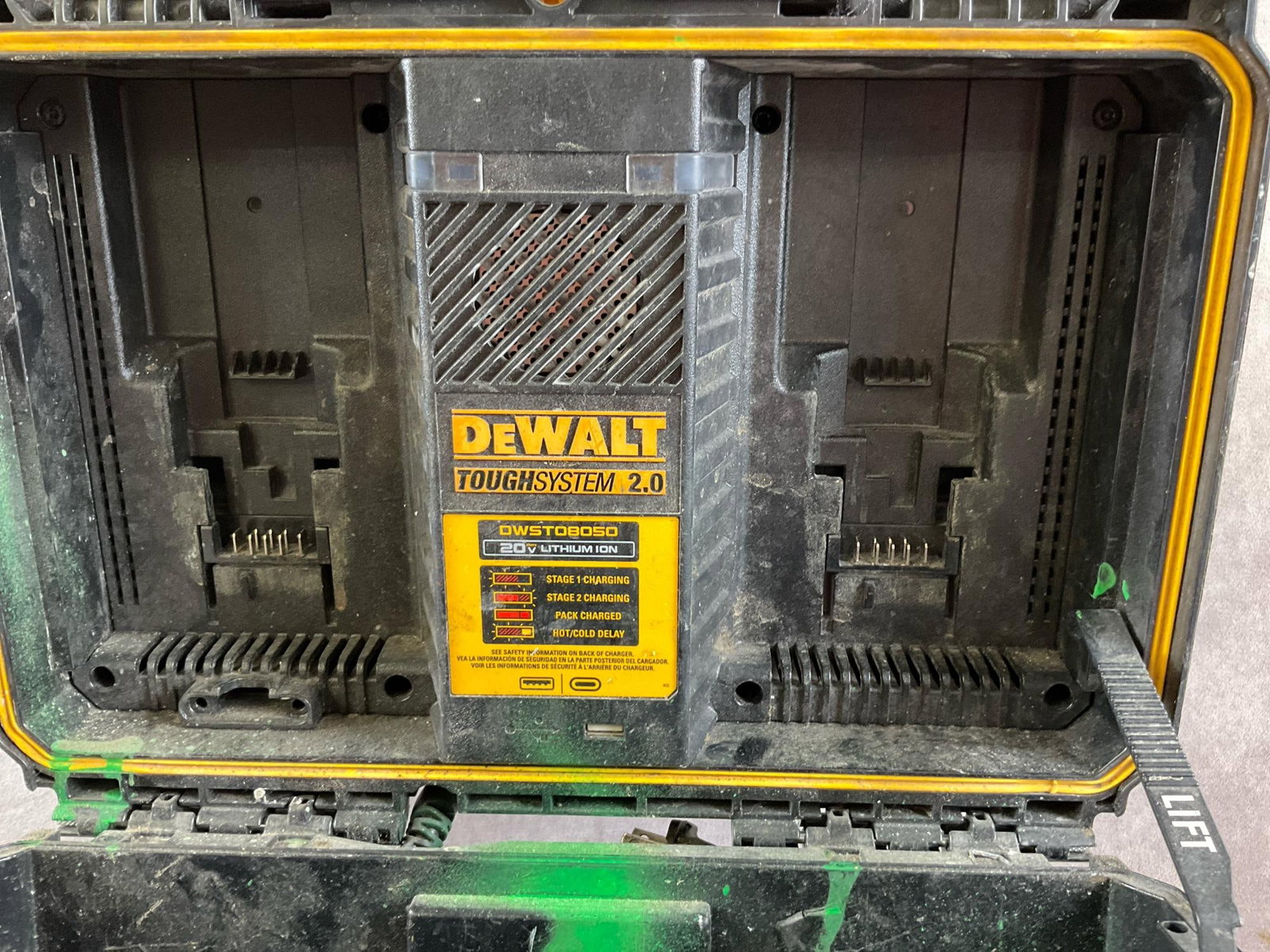 Dewalt Charger - 6
