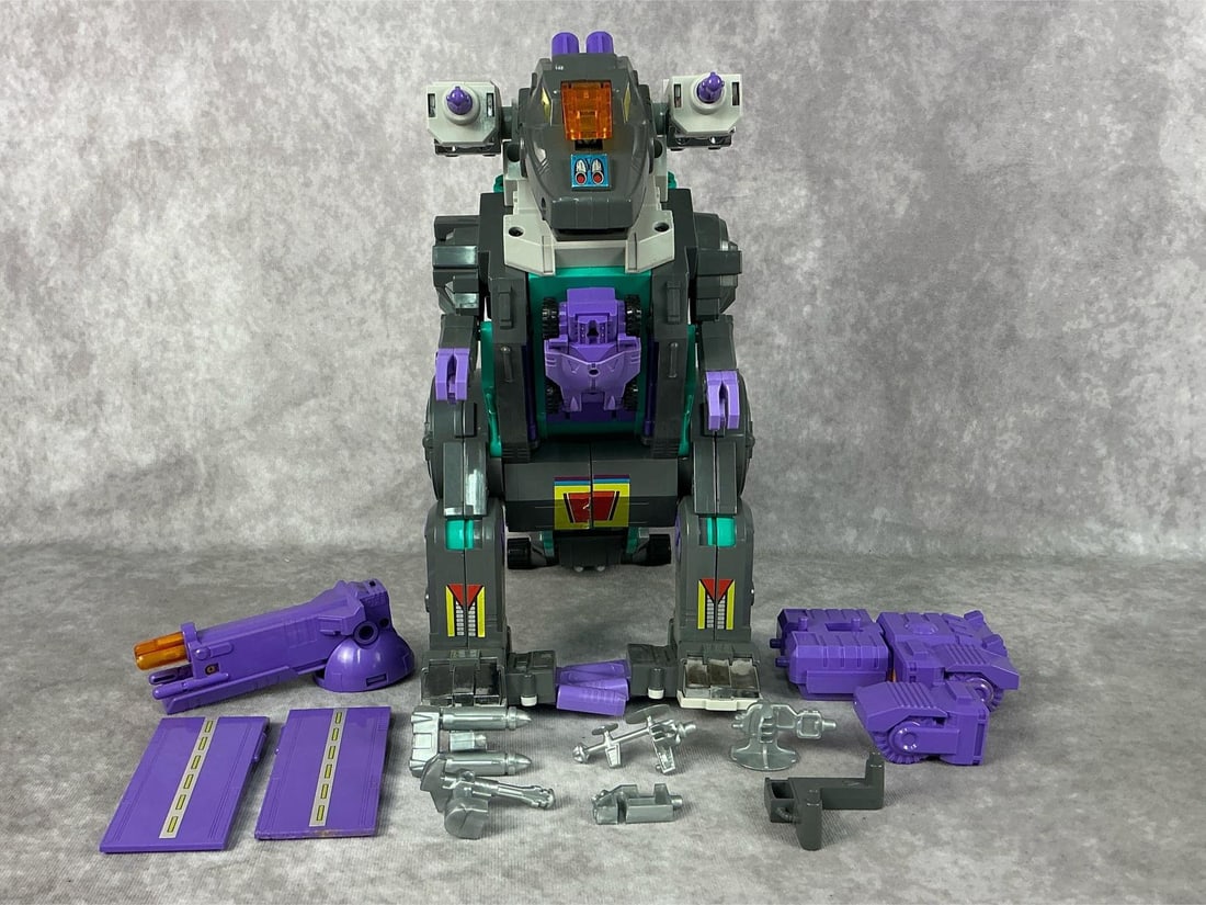 Trypticon Transformer: 1986 Trypticon Transformer generation one, made by Hasbro in Taiwan. Battery operated walking dinosaur, tested and working. Incomplete, comes with accessories pictured. Light play wear, overall good
