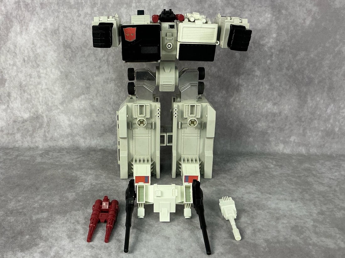 Metroplex Transformer: 1985 Metroplex Transformer generation one, made by Hasbro in Japan. Comes with accessories shown, some minor wear but overall good condition. Measures 8 inches wide x 5.25 x 9.5 inches tall.