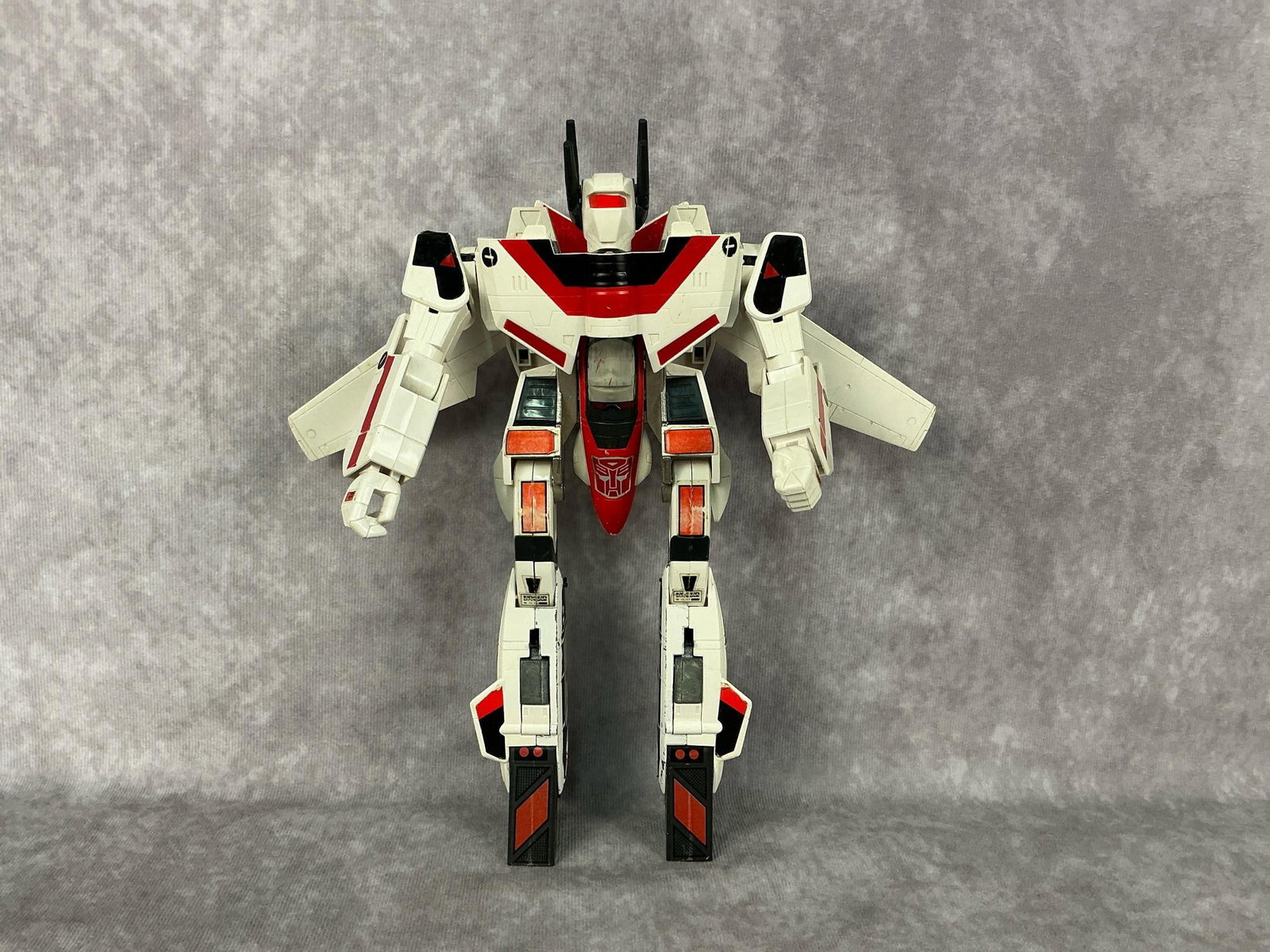 Jetfire Transformer: 1985 Jetfire Transformer generation one, made by Hasbro in Japan. Heavy play wear. Measures 5.5 inches wide x 10 inches tall.