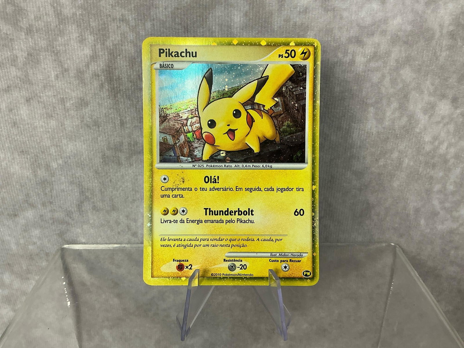 Portuguese Pikachu: 2010 Pikachu World Collection holographic card in Portuguese. Good condition, slight bowing. Measures roughly 2.75 inches wide x 3.5 inches tall.