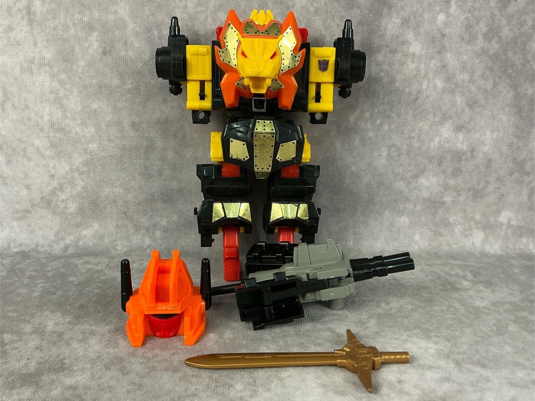 Razorclaw Transformer: 1986 Predacon Razorclaw generation one, made by Hasbro in Japan. Complete with helmet, sword, and twin concussion blaster. General play wear and damage to decals. Measures 5 inches wide x 6.5 inches t