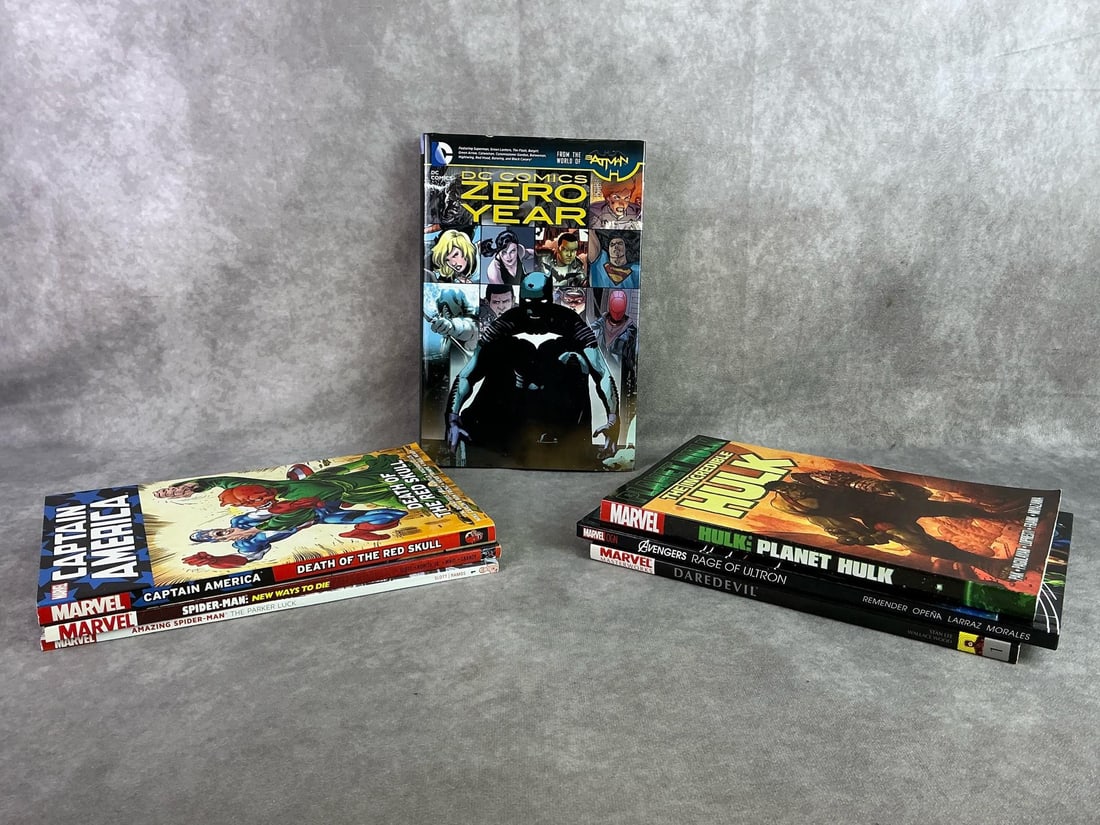 Modern Marvel Comics: Seven modern Marvel comics and one DC hardback comic. All in good condition and each measures 6.5 inches wide x 10.25 inches tall.
