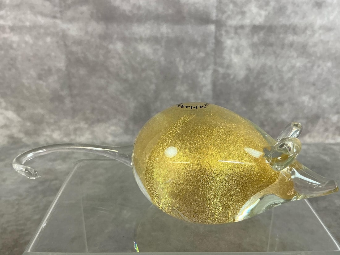 Murano Glass Mouse: Vintage gold foil 24kt mouse made in Murano Italy, glass by V Nason & Co., with sticker. In good condition. Measures 6 inches long x 2.25 x 2 inches tall.