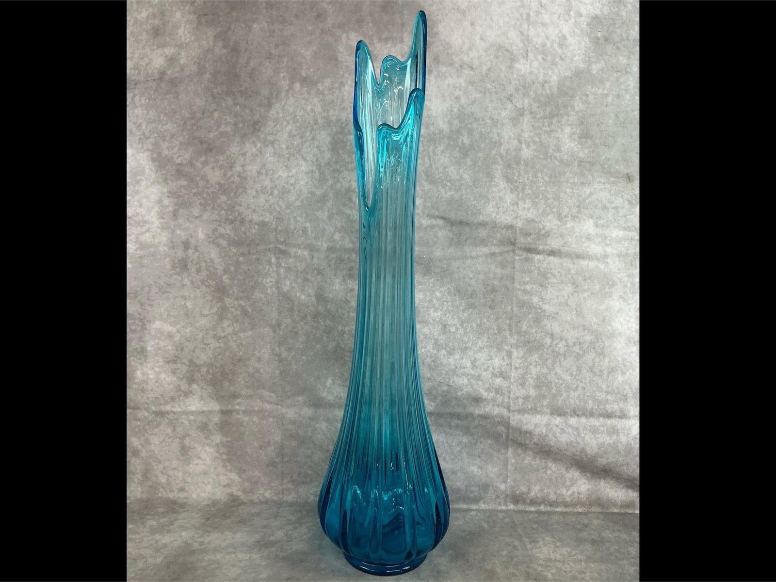 LE Smith Swung Vase: Large Mid Century Modern LE Smith swung vase. Peacock blue ribbed vase. In good condition. Measures 6.5 inches in diameter x 26 inches tall.
