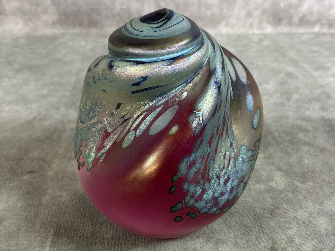 Maytum Shell Paperweight: 1990 Matum art glass paperweight. Pink and blue Maytum Studios swirled shell 7210 M signed by Rudin, artist. In good condition. Measures 3 inches wide x 3.25 inches tall.