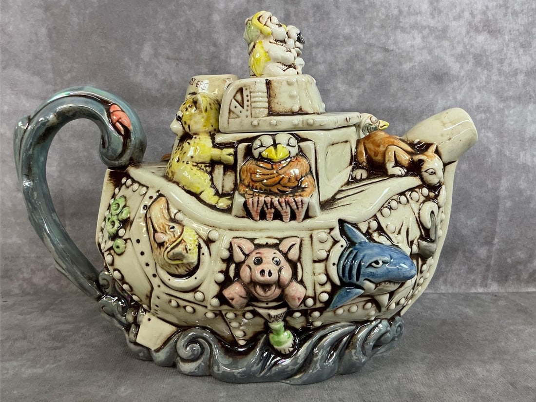 Harmony Kingdom Ark Teapot: Vintage Harmony Kingdom Noah's Ark ceramic teapot. Limited edition #1468/4850. Signed by designer Cardew. In good condition. Measures 9.5 inches wide x 4 x 7.5 inches tall.