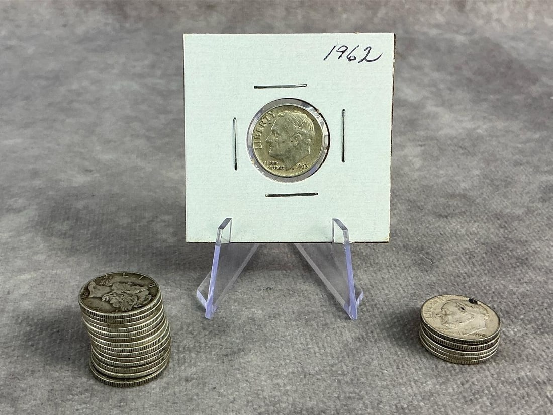 Mercury Dimes & Dimes: Fourteen Mercury dimes and six pre 1964 dimes. All in fair to good circulated condition. Total weight 1.66 ozt.