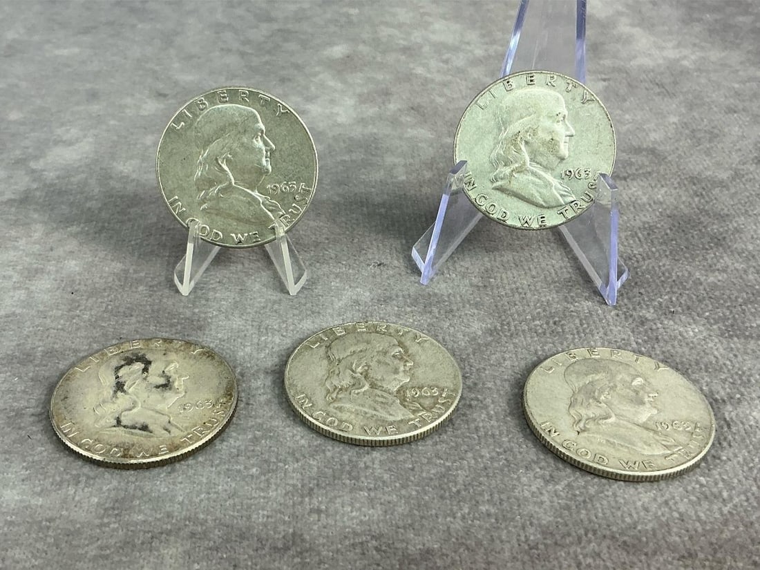 Franklin Halves: Five 1963 Franklin Half Dollars. All in fair to good circulated condition. Total weight 2.0 ozt.