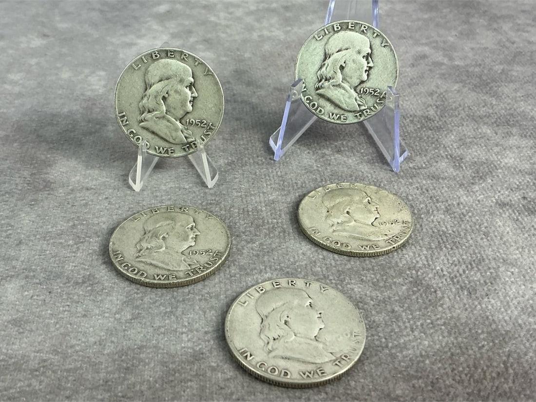 Franklin Halves: Five 1952 Franklin half dollars. All in fair to good circulated condition. Total weight 1.97 ozt.
