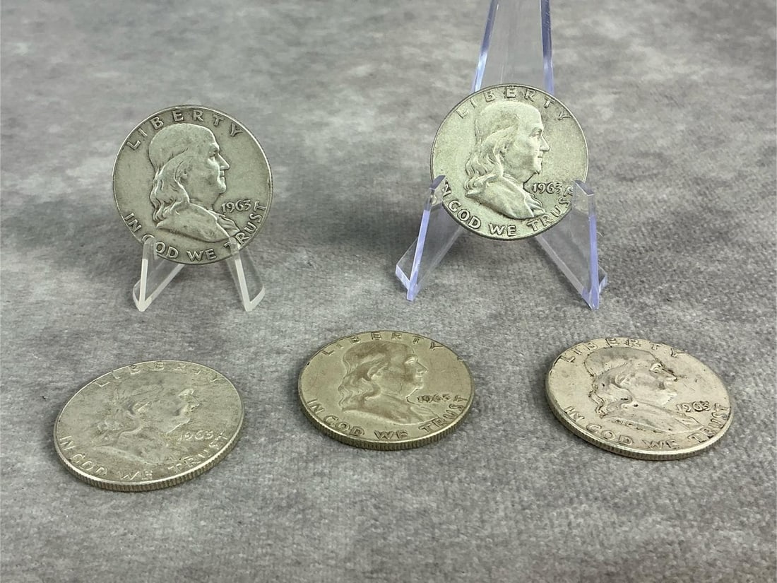 Franklin Halves: Five 1963 Franklin half dollars. All in fair to good circulated condition. Total weight 2.01 ozt.