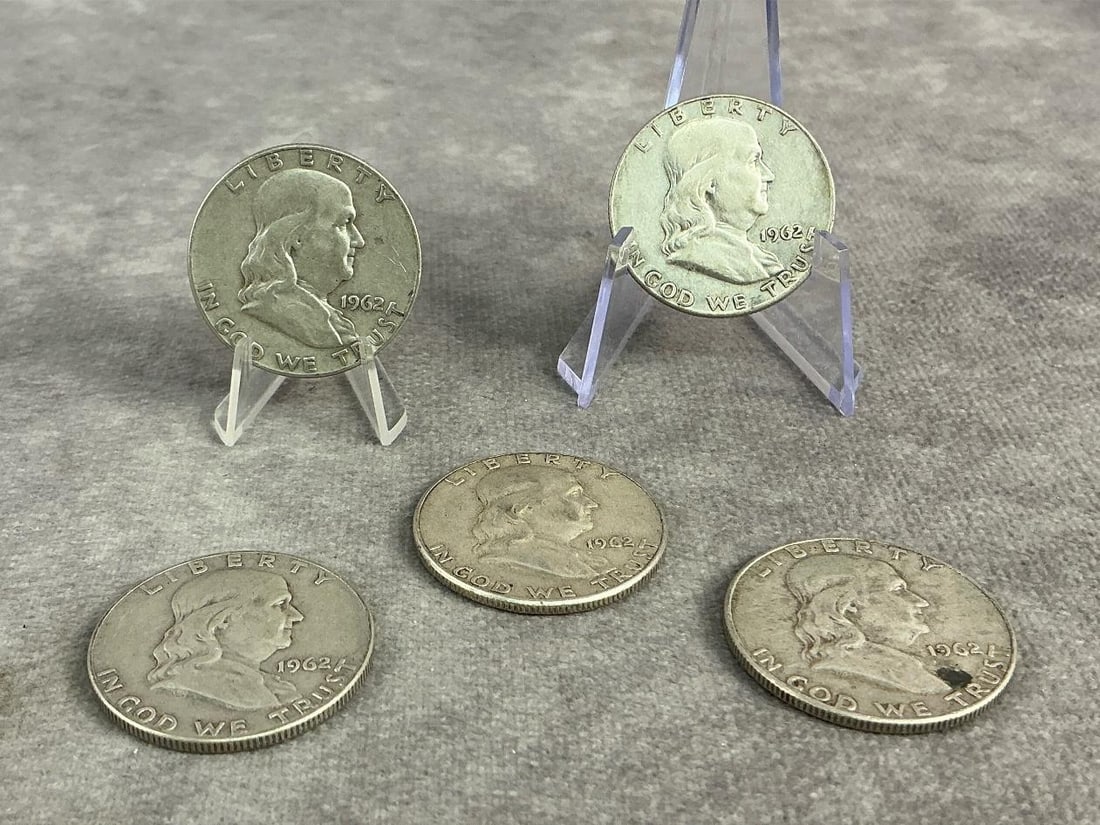 Franklin Halves: Five 1962 Franklin half dollars. All in good circulated condition. Total weight 2.0 ozt.
