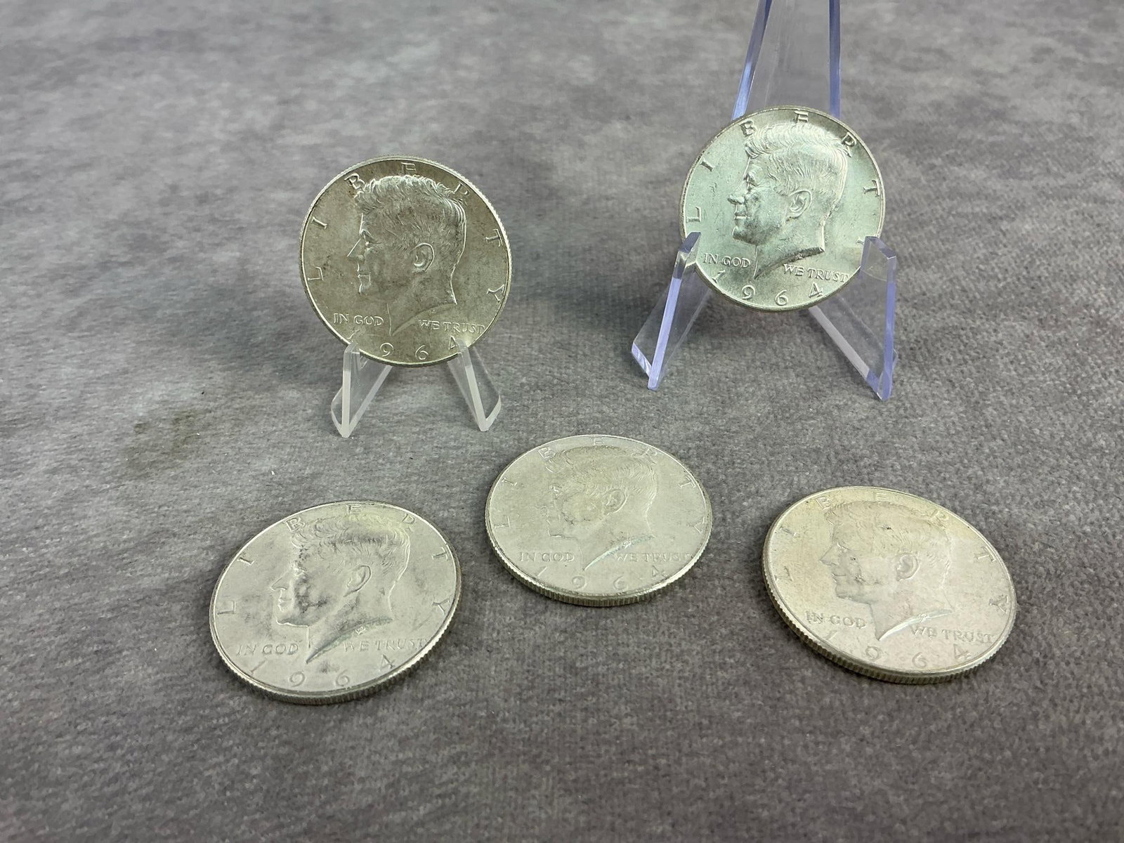 Kennedy Halves: Five 1964 Kennedy Half Dollars. All in good circulated condition. Total weight 2.0 ozt.