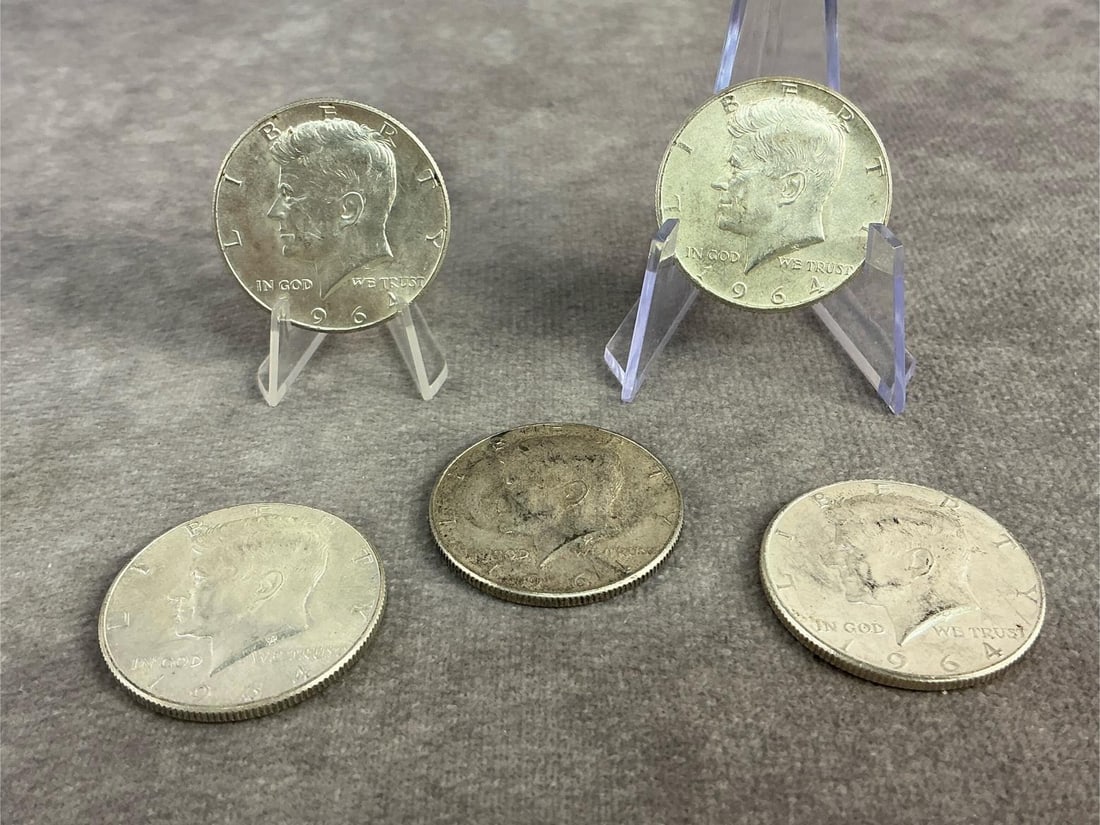 Kennedy Halves: Five 1964 Kennedy Half Dollars. All in good circulated condition. Total weight 2.0 ozt.