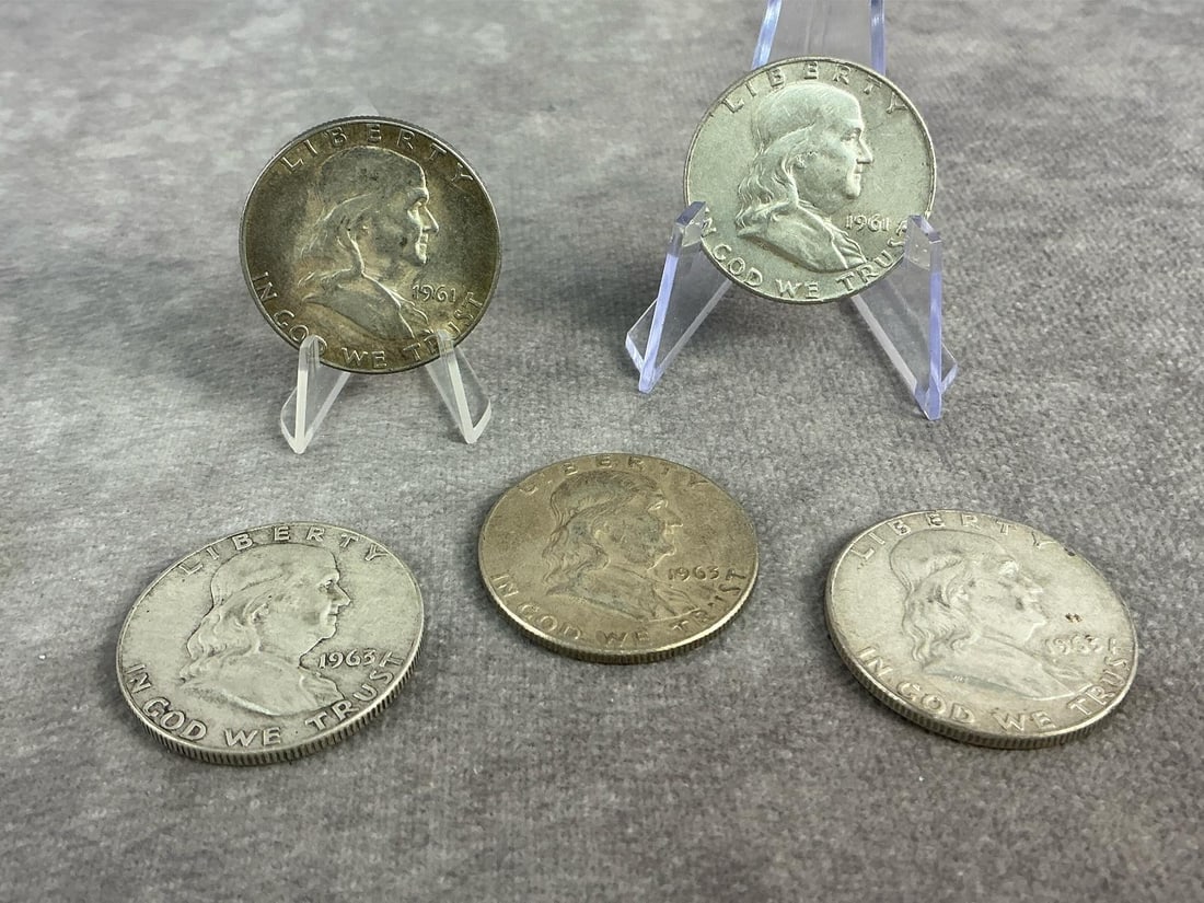 Franklin Halves: Five 1961 to 1963 Franklin half dollars. All in fair to good circulated condition. Total weight 1.99 ozt.