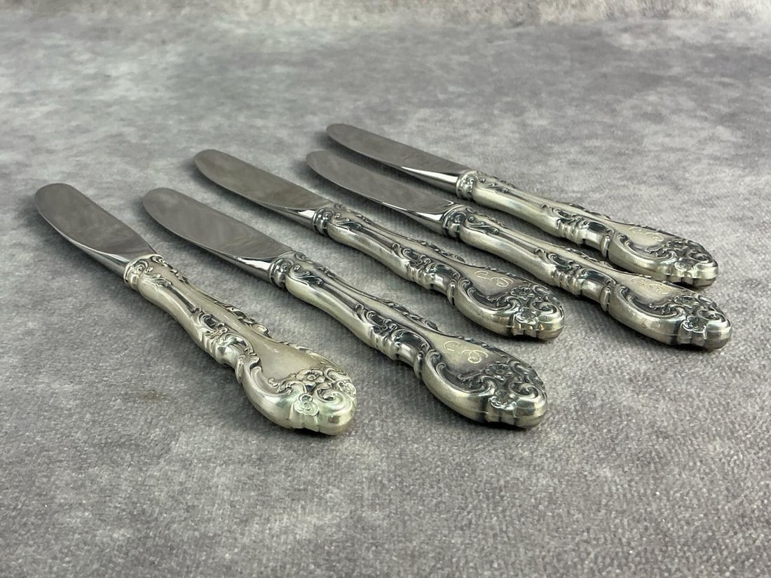 Gorham Butter Knives: Five Gorham Sterling silver handled butter knives patterned in Melrose. All in good condition, stamped with oxidation present. Total weight 7.20ozt.